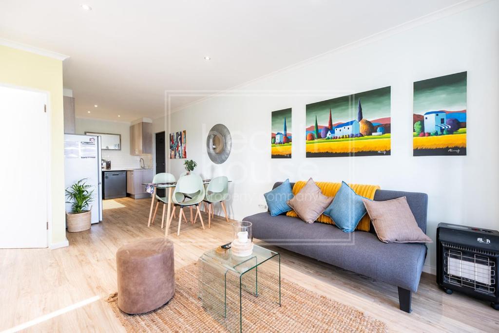 Apartment Warm Contemporary 2-bedroom Apartment- 7 Atlantic Port, Blouberg, Cape Town