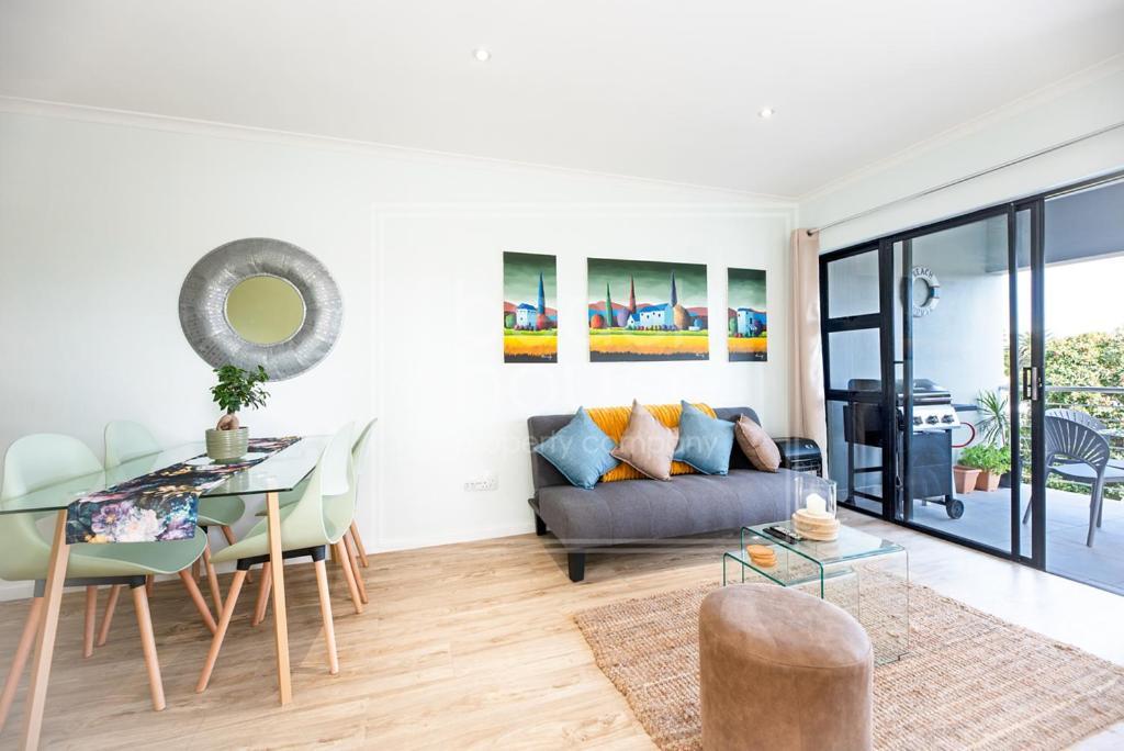 Apartment Warm Contemporary 2-bedroom Apartment- 7 Atlantic Port, Blouberg, *