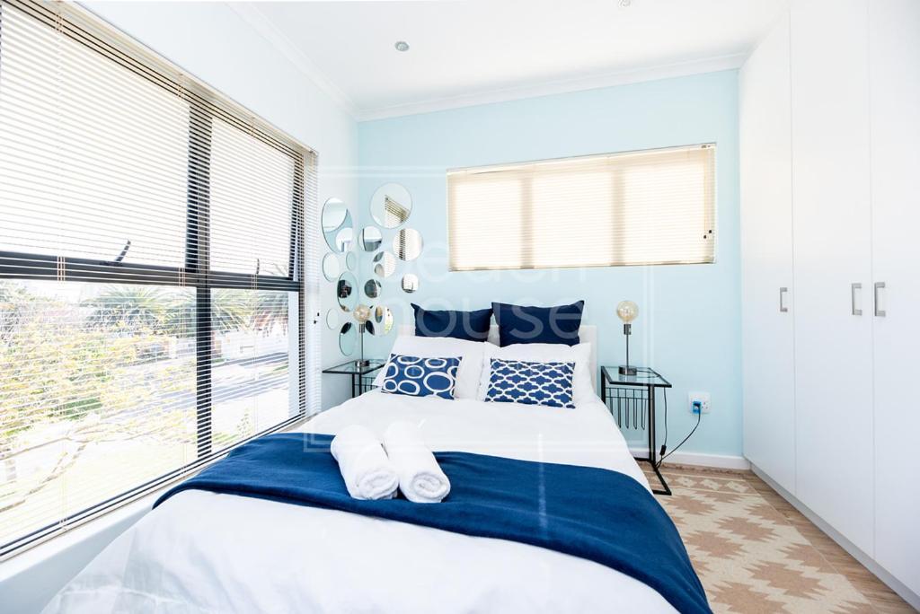 Warm Contemporary 2-bedroom Apartment- 7 Atlantic Port, Blouberg, Apartment Cape Town