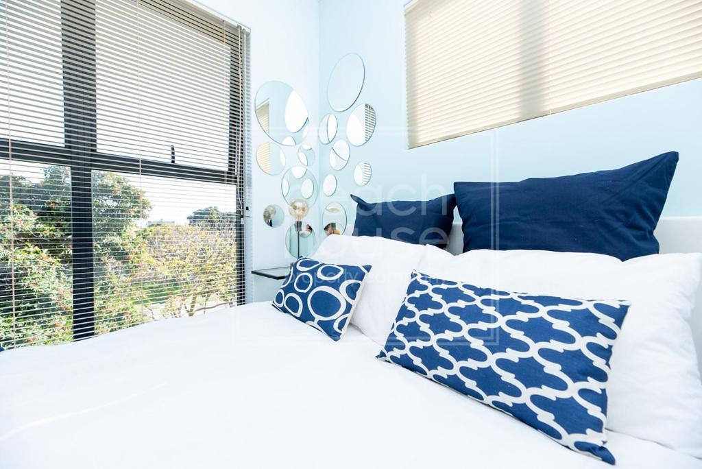 Warm Contemporary 2-bedroom Apartment- 7 Atlantic Port, Blouberg, Apartment Cape Town