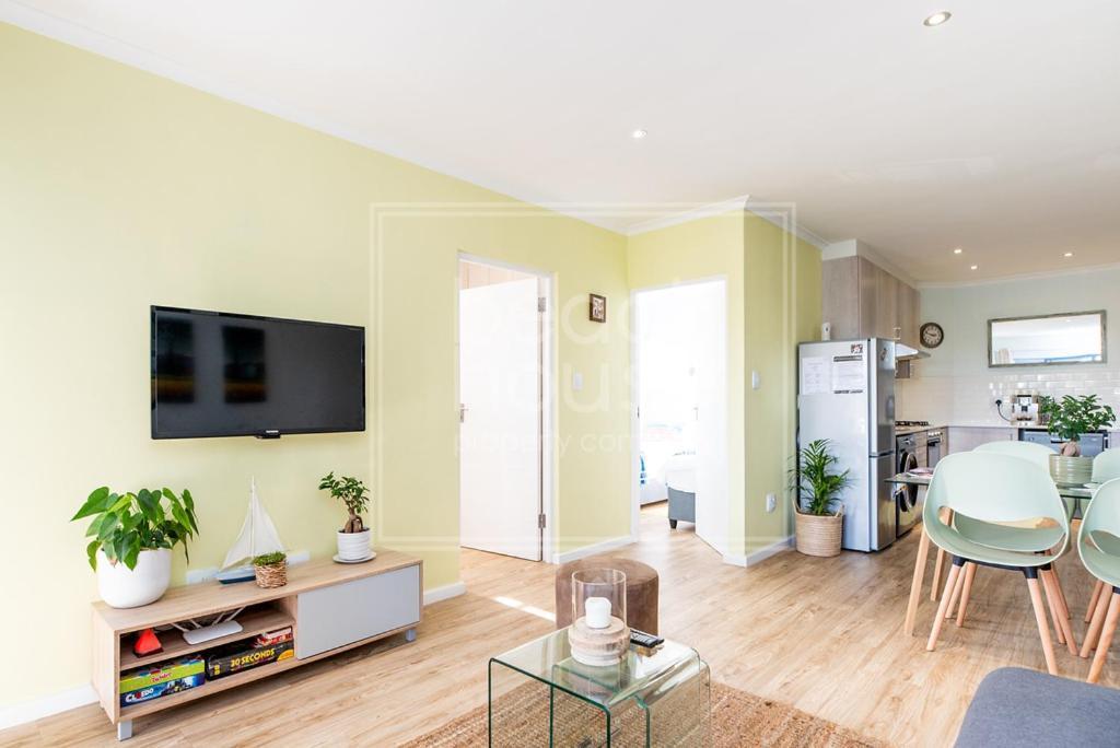 Warm Contemporary 2-bedroom Apartment- 7 Atlantic Port, Blouberg, *