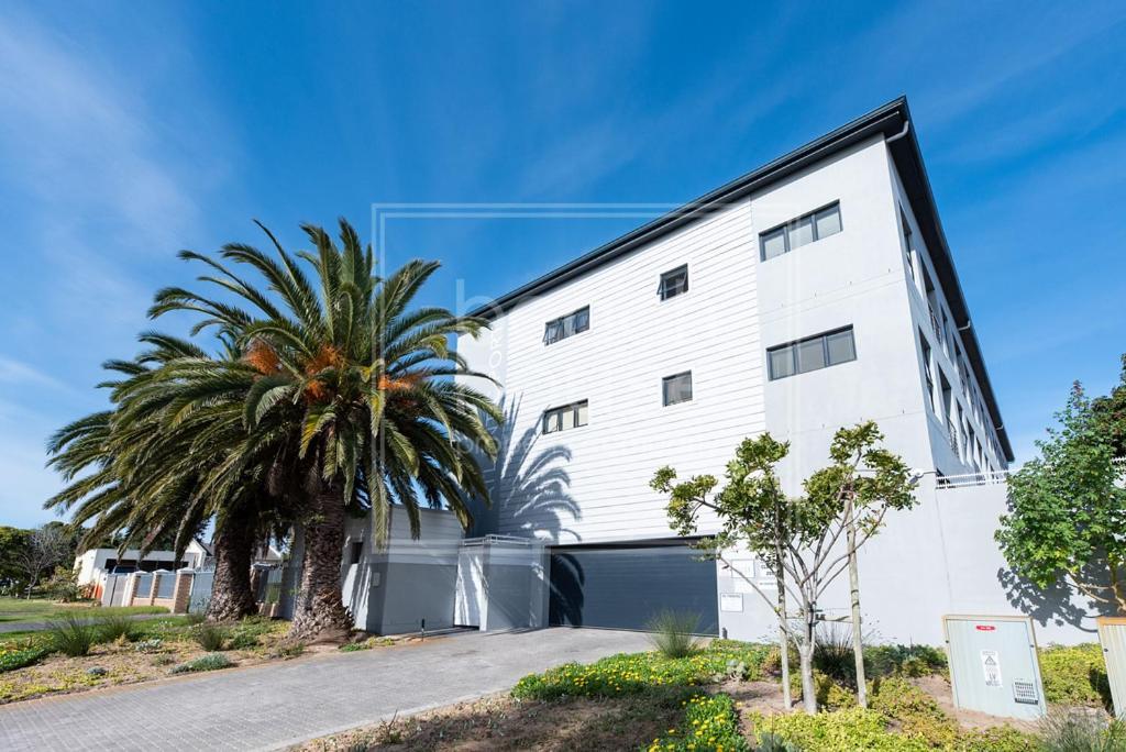 Warm Contemporary 2-bedroom Apartment- 7 Atlantic Port, Blouberg, Apartment