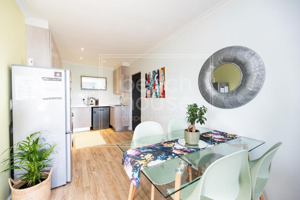 Apartment Warm Contemporary 2-bedroom Apartment- 7 Atlantic Port, Blouberg, Cape Town