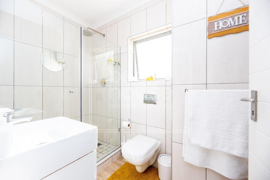 Warm Contemporary 2-bedroom Apartment- 7 Atlantic Port, Blouberg, Apartment Cape Town