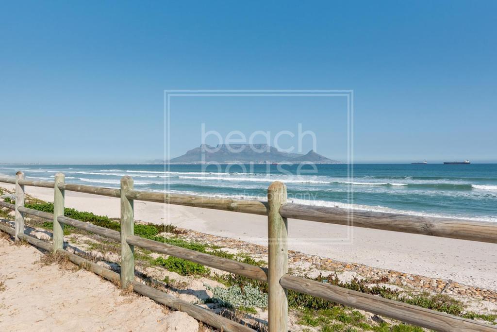 Warm Contemporary 2-bedroom Apartment- 7 Atlantic Port, Blouberg, *